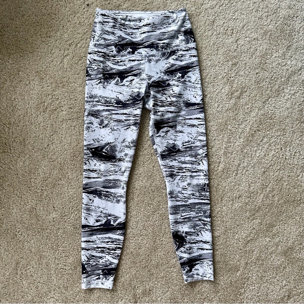 • patterned leggings •
